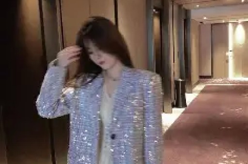 天价穿搭引全网哗然！梅根单品溢价离谱带货人设彻底翻车遭全网质疑